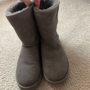 UGGS Classic Short II size 9 color Grey